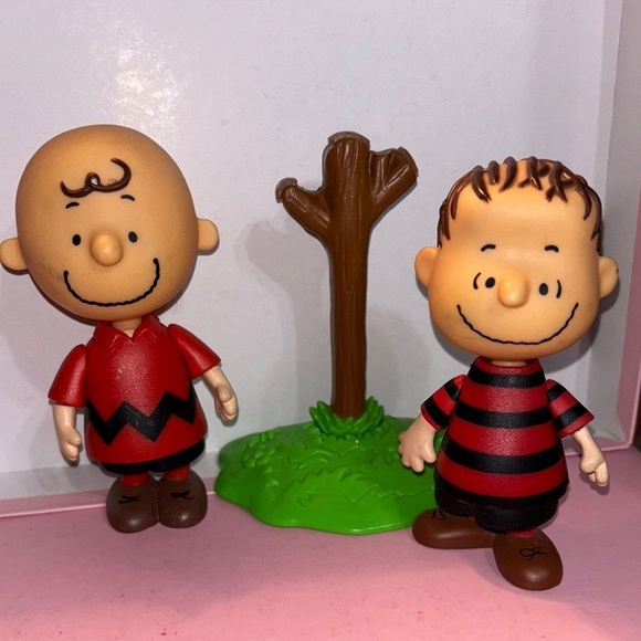 Peanuts Character Figurine Set - Red and Black - Picture 1 of 2